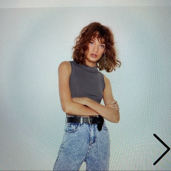 Ribbed Crew Neck Crop Tank Top - Picture 3 of 7